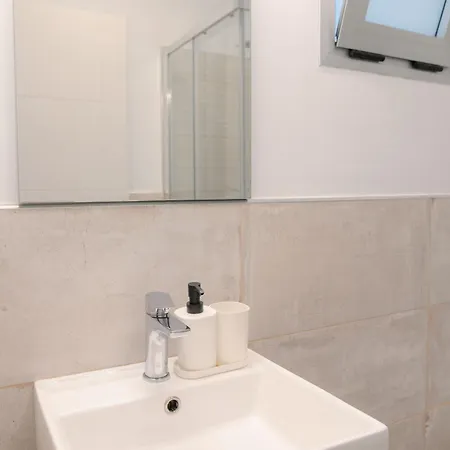 Modern With Wifi And Ac * Tías