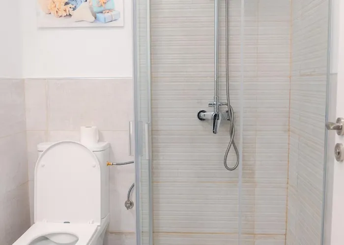 Modern With Wifi And Ac Tías