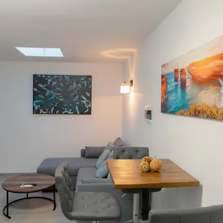 Modern With Wifi And Ac Tías