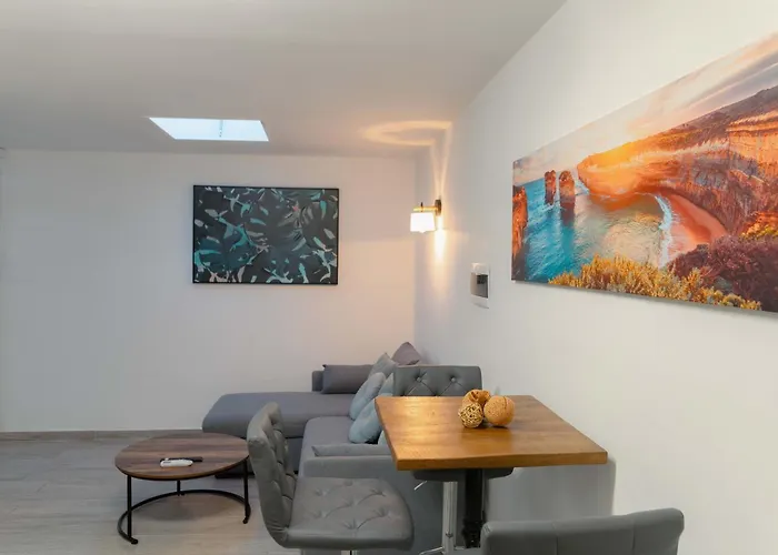 Modern With Wifi And Ac Tías